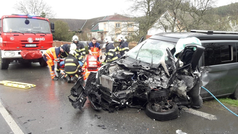 Řidič mercedesu za jízdy usnul a čelně se střetl s náklaďákem, tři děti z osobáku skončily v nemocnici