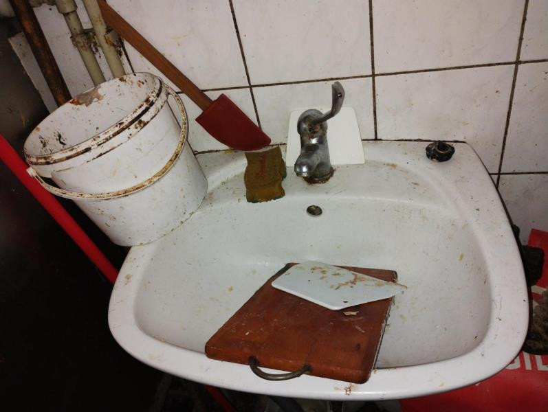 Kvůli špíně, plísním a celkovému nepořádku opět uzavřela inspekce hororovou kuchyň problémového Bistra