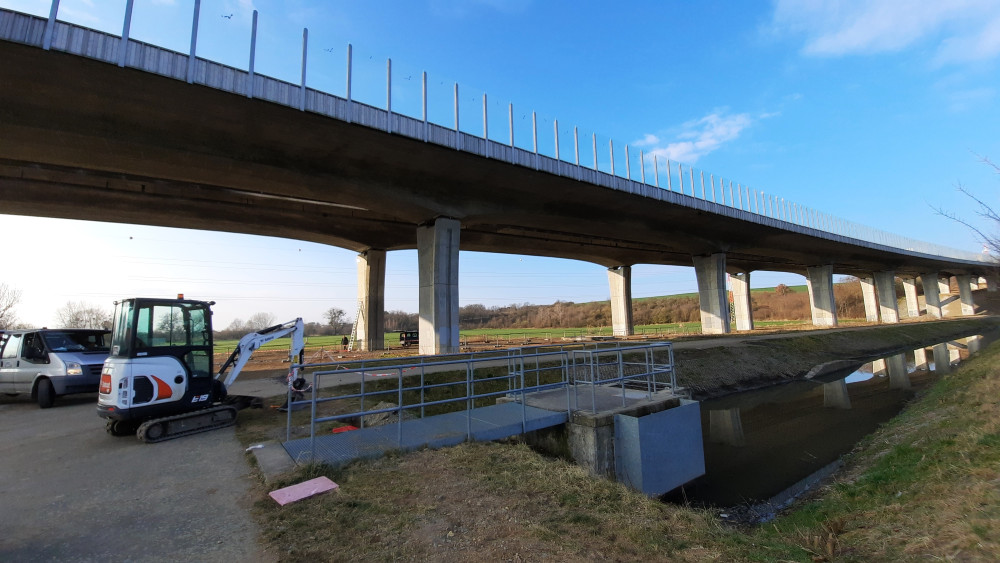 Pozor na D35. Dnes začíná oprava estakády, o víkendu bude u Křelova dálnice zavřená kvůli bourání mostu