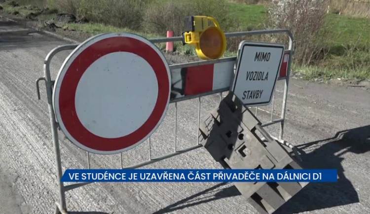 Ve Studénce je uzavřena část přivaděče na D1, řidiči musí projíždět Butovicemi, náklaďáky nad 12 tun nesmí