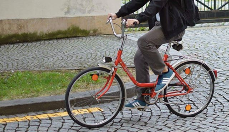 K muži stojícímu na chodníku v Brně přijel opilý cyklista. Dal mu ránu do obličeje a odjel do hospody