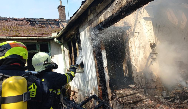 Hasiči zachránili člověka při požáru rodinného domu. Mohlo jít o úmyslné zapálení