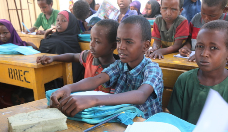 21 českých autorů připravilo tajné dopisy svým čtenářům. Spolu s knihami jdou do unikátní dražby na podporu vzdělání