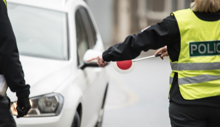 Řidič ujížděl před policejní hlídkou. Měl dva zákazy řízení