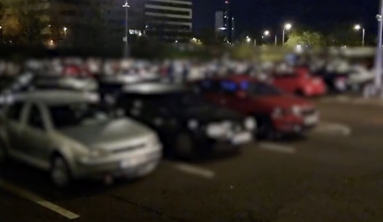 VIDEO: Příznivci tuningu se sjeli v Brně. Někteří dostali pokuty za nelegální osvětlení nebo úpravu výfuků