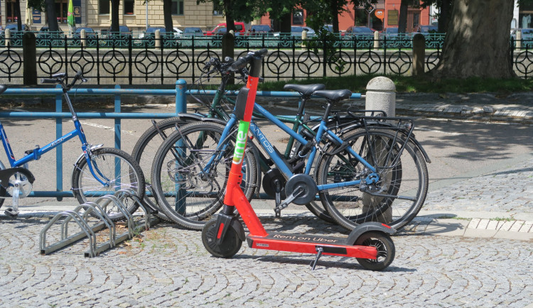 ANKETA: Do Hradce Králové se možná vrátí koloběžky. Pokud ano, budou platit přísnější pravidla