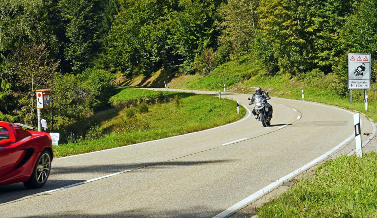 Hezké počasí vylákalo motorkáře na okruh do Hořic. Odradit je pomůžou radary
