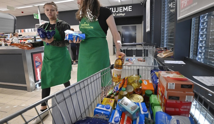 Živě: Tiskové setkání k jarnímu kolu Sbírky potravin