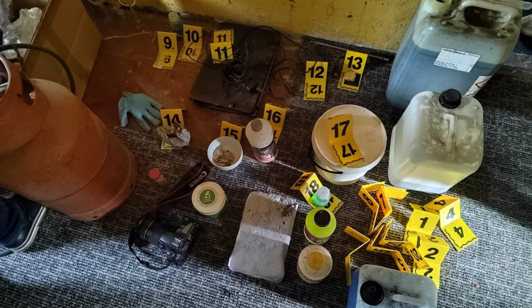 Zloději odnesli ze sběrny zlato a stříbro za skoro milion. Hrozí jim pět let