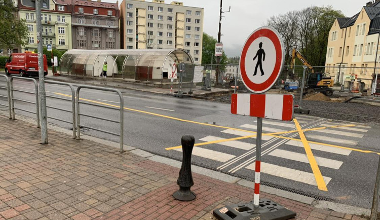 Komplikace na Tržním, kvůli rekonstrukci zmizel přechod. Kudy máme chodit, ptají se lidé
