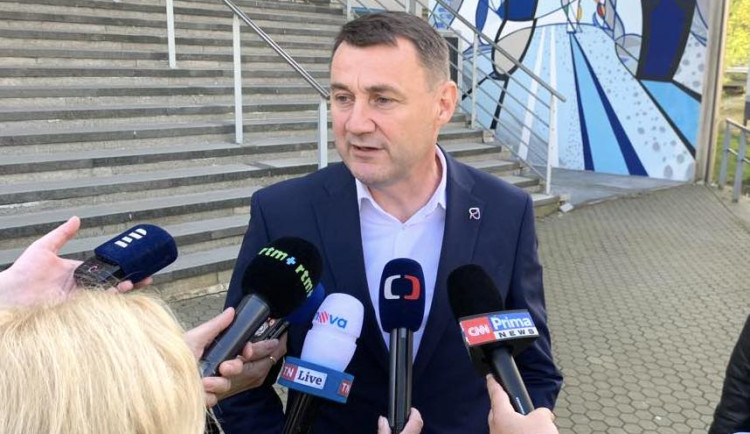 Hejtman Půta odmítá spojování s libereckou kauzou, policii vydal telefon a počítač. Syrovátko je v zahraničí