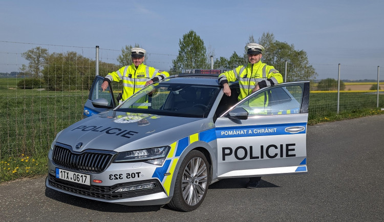Služba, na kterou dvojice policistů nezapomene. Společně pomáhali při porodu na dálnici
