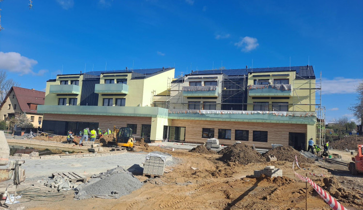 V Hrádku se blíží ke konci výstavba Alzheimer centra. Klienty přivítá v létě