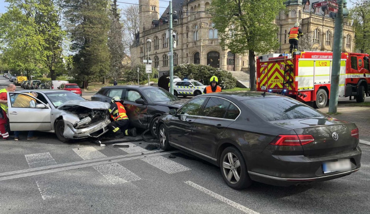 V Liberci u muzea se srazila tři auta. Při nehodě se zranili dva lidé