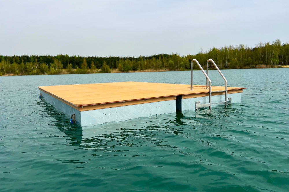 Uprostřed oblíbeného koupaliště je nový plovoucí ostrůvek