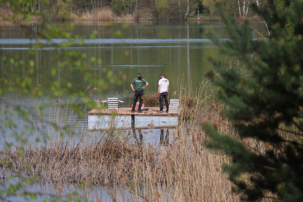 Uprostřed oblíbeného koupaliště je nový plovoucí ostrůvek