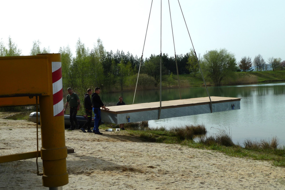 Uprostřed oblíbeného koupaliště je nový plovoucí ostrůvek