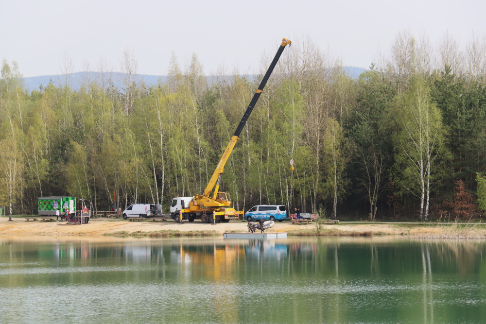 Uprostřed oblíbeného koupaliště je nový plovoucí ostrůvek
