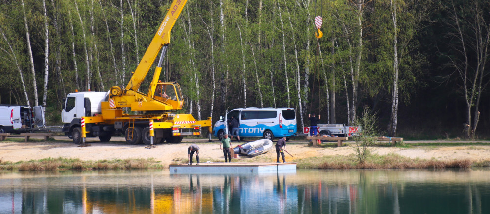 Uprostřed oblíbeného koupaliště je nový plovoucí ostrůvek