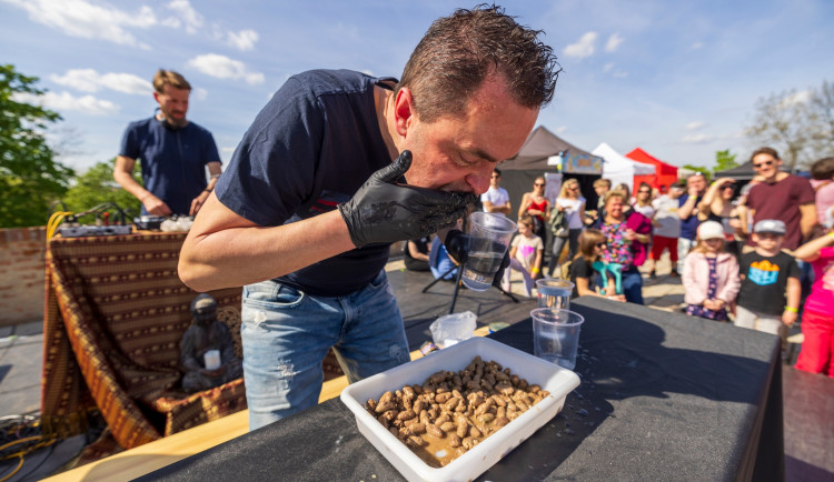Maxijedlík v Brně pokořil rekord. Za pět minut do sebe naházel skoro čtyři sta kuřecích srdcí
