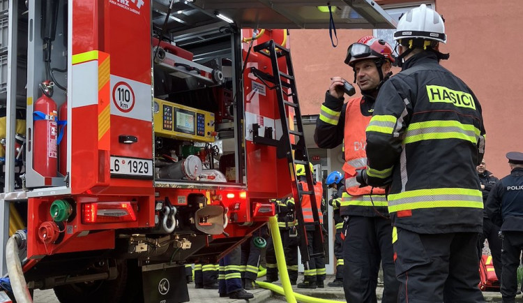 Tři zranění po požáru v Železném Brodě. Hořelo v jednom z paneláků