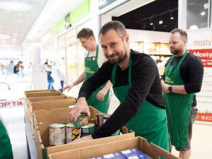 Zákazníci Tesco darovali v jarní Sbírce potravin více jak 66 tun zboží, online sbírka pokračuje do 23. dubna