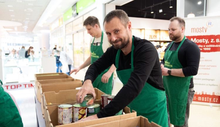 Zákazníci Tesco darovali v jarní Sbírce potravin více jak 66 tun zboží, online sbírka pokračuje do 23. dubna