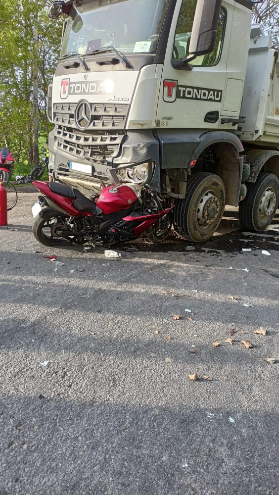 Další vážně zraněný motocyklista. Do nemocnice ho transportoval vrtulník.