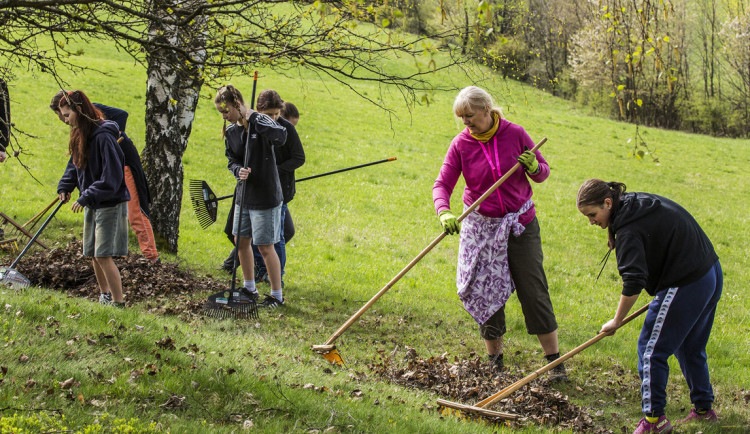 Děti základních a středních škol se zapojují do údržby Krkonoš a vzácných lokalit národního parku