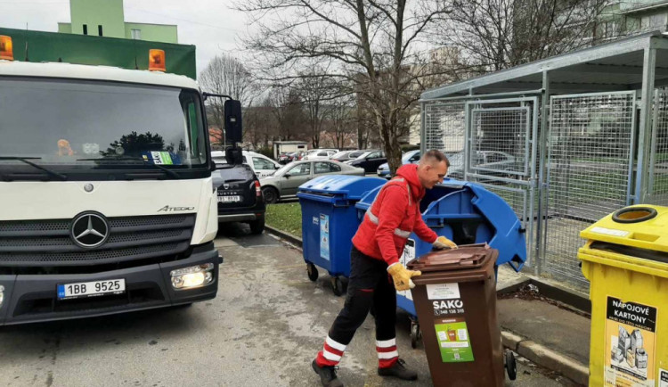 Muž z Brna spadl do popelnice. Protože byl opilý, nemohl se dostat ven