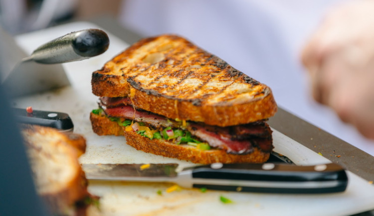 Druhý ročník svátku LEGENDÁRNÍCH NEWYORSKÝCH SANDWICHŮ s pastrami se blíží!