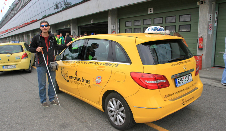 V Brně usednou za volant nevidomí. Vyzkouší si, jaké to je řídit auto