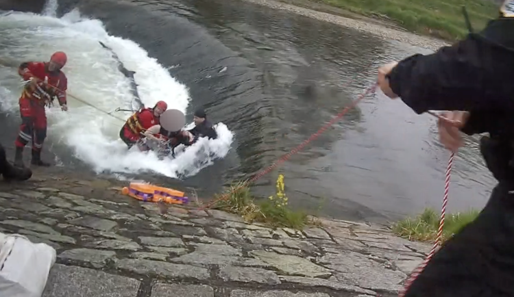 VIDEO: Žena si chtěla dojít do řeky pro telefon, z koryta ji museli tahat policisté společně s hasiči