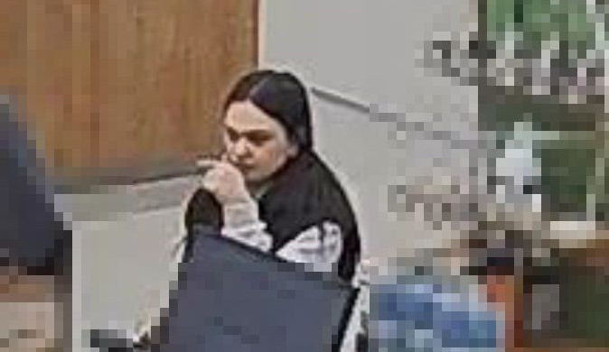 Přišel o padesát tisíc korun, policie hledá ženu z fotografie