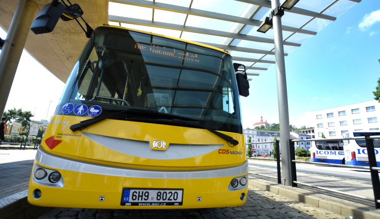 V Podkrkonoší budou jezdit nové autobusové spoje. Zlepší dostupnost na Trutnovsku a Jičínsku