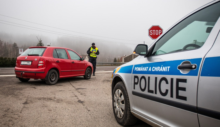 Řidič bez papírů a se zákazem řízení nadýchal 1,5 promile. Hrozí mu dva roky vězení
