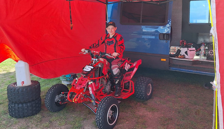 (NE)OBYČEJNÍ: Chci jezdit rychle, říká David z Mníšku. I s vadou sluchu sní o Daytoně