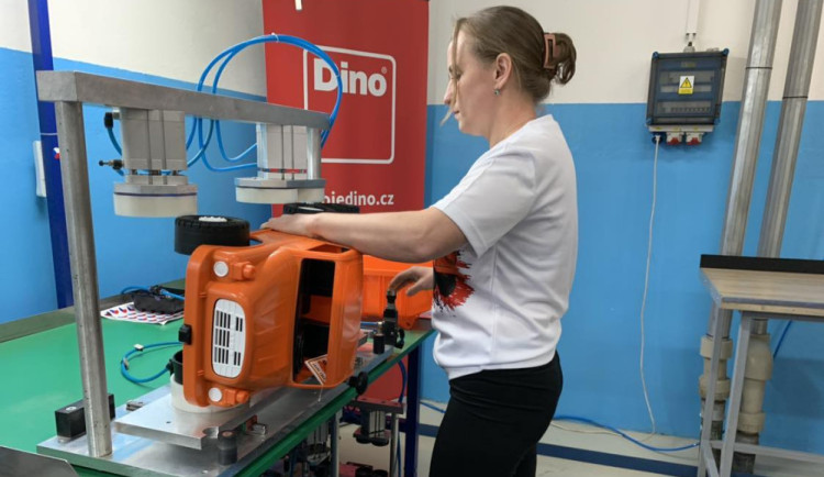 Původní formy odvezli do šrotu, plastové tatrovky se ale zase vyrábí. Liberecký Novoplast jich zvládne 50 tisíc za rok