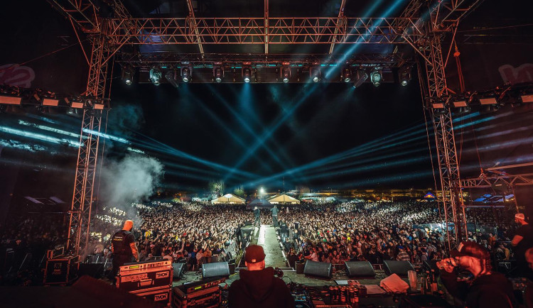 V Hradci Králové se koná Majáles. Na letiště zamíří tisíce fanoušků