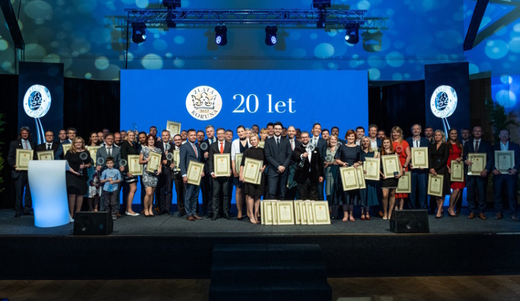 Cena veřejnosti Zlaté koruny 2024 jde do finále. Hlasujte pro svůj oblíbený finanční produkt