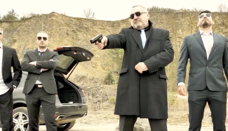 VIDEO: Záchranáři zveřejnili náborové video. Mafián v něm popravuje svázaného klečícího muže