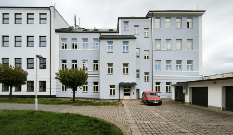 Dvůr Králové dokončil opravu bývalé ZŠ Komenského. Změnila se v administrativní budovu úřadu