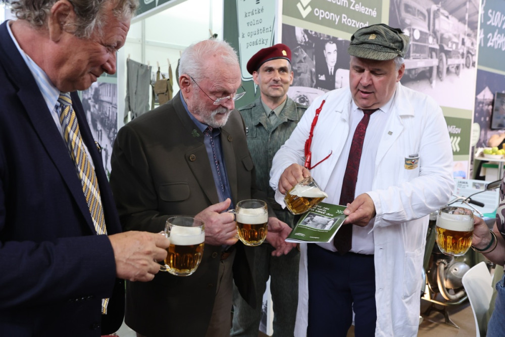 Publikaci o vojenské turistice pokřtil na veletrhu v Bratislavě přímo na stánku Plzeňské kraje s radním Liborem Pickou také třetí slovenský prezident Ivan Gašparovič