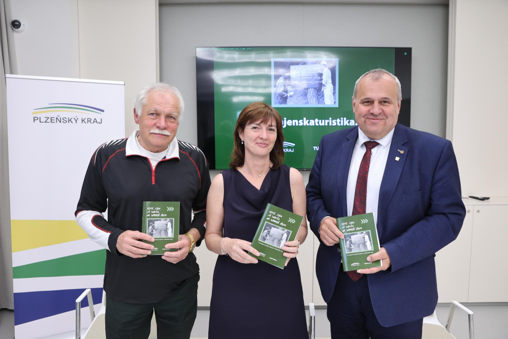 Zleva šéf Atommuzea Václav Vítovec, Radka Vávrová z Muzea na demarkační linii v Rokycanech a radní Libor Picka