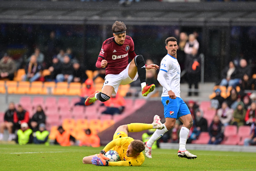 Fotbalisté Sparty přestříleli Ostravu 4:3 a upevnili si vedení v ligové tabulce