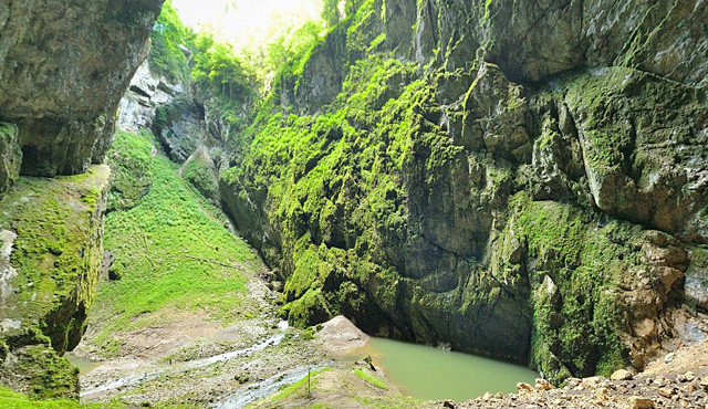 Do propasti Macocha skočil dozorce z nedaleké věznice. Před pádem se zastřelil