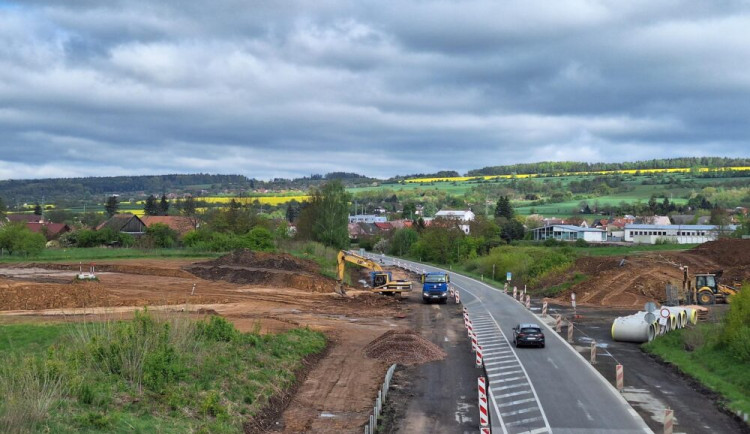 Silničáři pokračují ve stavbě nového kruhového objezdu u Hořic. Z obchvatu zbyl jen úzký pruh
