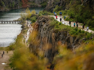 Desátá sezona Běhej lesy zahájena! Na Karlštejně se i přes nepřízeň počasí setkala pořádná lesní smečka