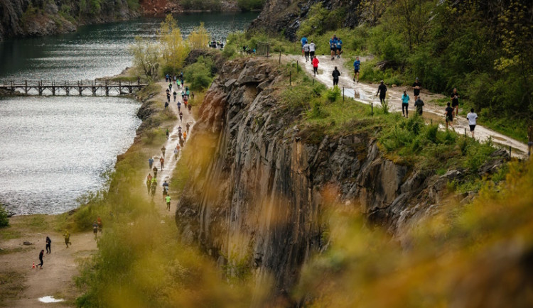 Desátá sezona Běhej lesy zahájena! Na Karlštejně se i přes nepřízeň počasí setkala pořádná lesní smečka