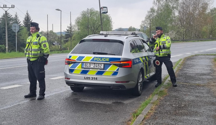 Výsledky policejních kontrol. Desítky řidičů překročily rychlost, jeden přišel o řidičák